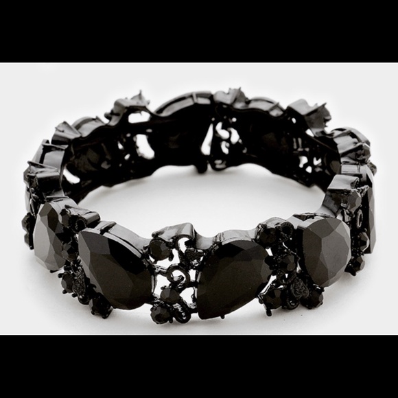 Vine Designed Bracelet. - Picture 1 of 5